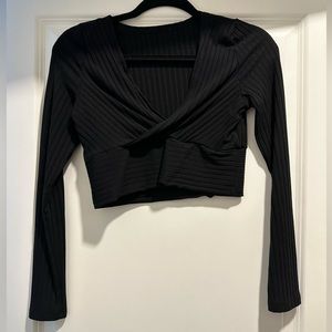 Black v-neck long sleeve cropped top